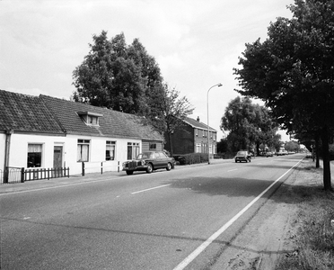 856754 Gezicht op de huizen Amsterdamsestraatweg 851 (links) -lager te Utrecht.